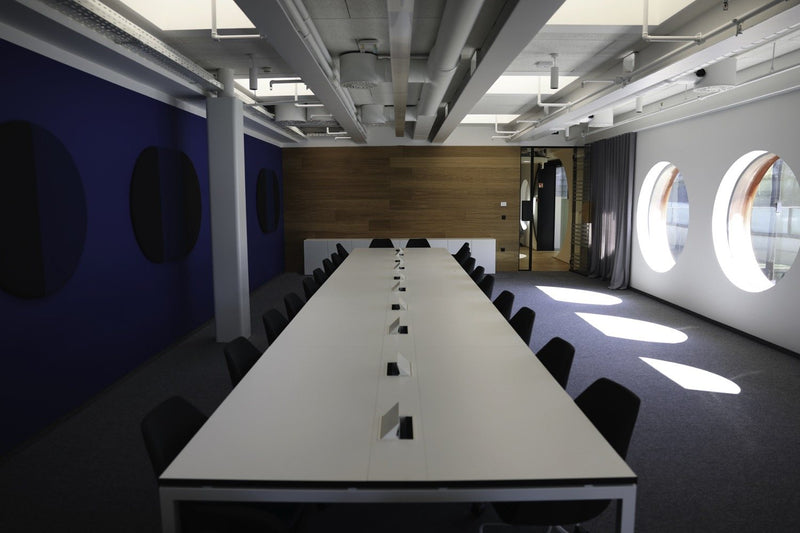 Besprechungsraum mit langem Konferenztisch